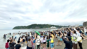 逗子海岸で海開きとビーチクリーンイベントを実施地域と連携し、海洋環境保全と次世代への環境教育を推進