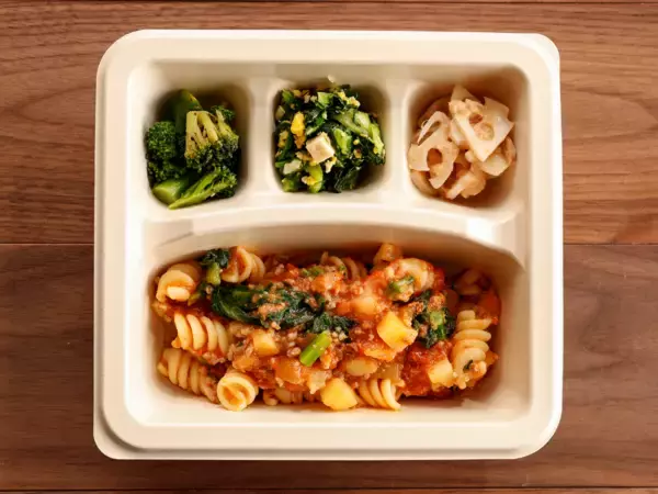 「菜の花の苦味がアクセントの“大人のデリプレート”「具沢山ボロネーゼのデリパスタ」が1月28日（水）に新登場」の画像