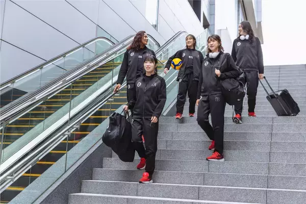 「アダストリアがVリーグ女子プロバレーボールチーム「日立Astemoリヴァーレ」とオフィシャルサプライヤー契約を締結選手がファッションモデルに！アダストリアプロデュースのオフィシャルグッズ発売」の画像