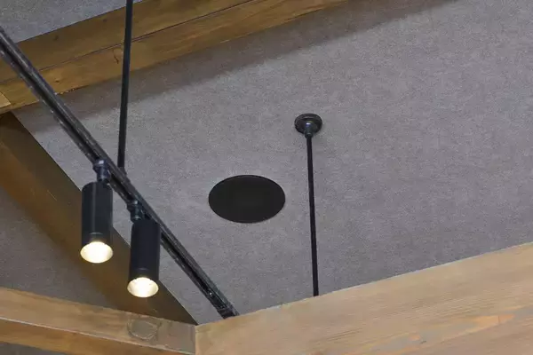 「太秦映画村、大規模リニューアルオープンに伴いオーディオテクニカのネットワークシーリングスピーカーを採用」の画像