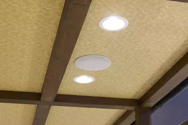 「太秦映画村、大規模リニューアルオープンに伴いオーディオテクニカのネットワークシーリングスピーカーを採用」の画像