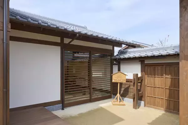 「太秦映画村、大規模リニューアルオープンに伴いオーディオテクニカのネットワークシーリングスピーカーを採用」の画像