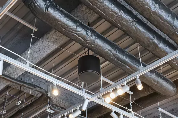 「太秦映画村、大規模リニューアルオープンに伴いオーディオテクニカのネットワークシーリングスピーカーを採用」の画像