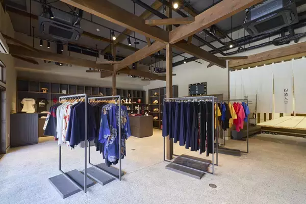 「太秦映画村、大規模リニューアルオープンに伴いオーディオテクニカのネットワークシーリングスピーカーを採用」の画像