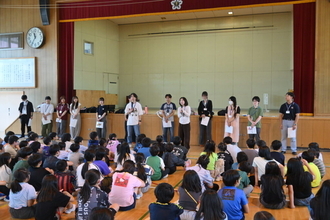 札幌大学の教員と学生が札幌市立西岡小学校で英語協力授業を実施 ― ゲームやグループ活動を通して児童らと交流
