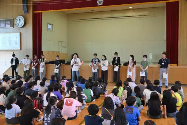 札幌大学の教員と学生が札幌市立西岡小学校で英語協力授業を実施 ― ゲームやグループ活動を通して児童らと交流