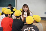 「札幌大学の教員と学生が札幌市立西岡小学校で英語協力授業を実施 ― ゲームやグループ活動を通して児童らと交流」の画像2