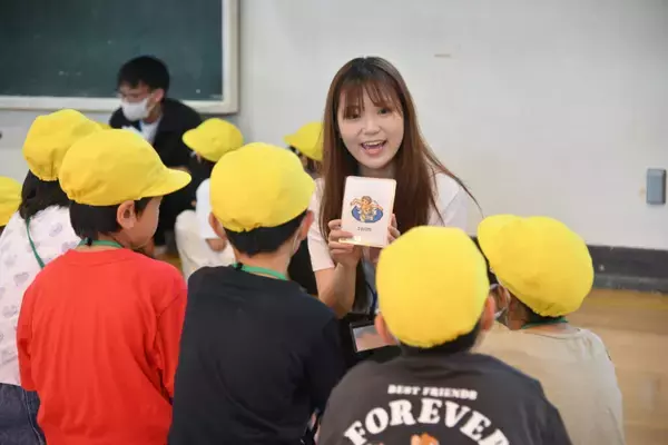 「札幌大学の教員と学生が札幌市立西岡小学校で英語協力授業を実施 ― ゲームやグループ活動を通して児童らと交流」の画像
