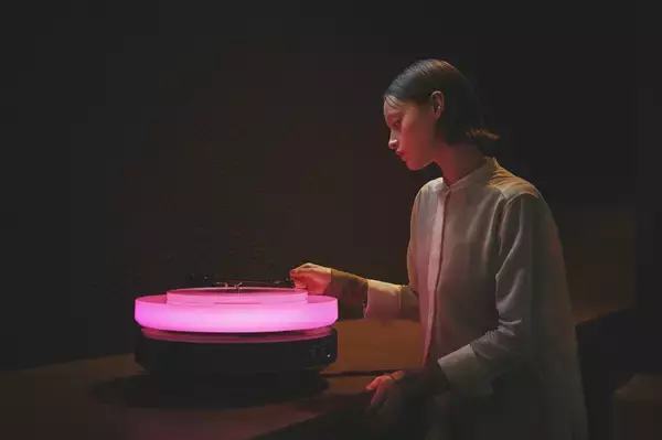 ミラノデザインウィークで初公開された、インテリアと融合するターンテーブル『Hotaru』、遂に国内一般販売開始