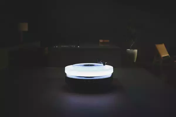 「ミラノデザインウィークで初公開された、インテリアと融合するターンテーブル『Hotaru』、遂に国内一般販売開始」の画像