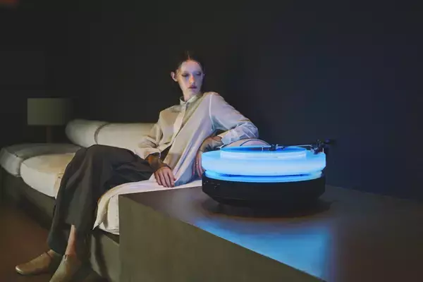 「ミラノデザインウィークで初公開された、インテリアと融合するターンテーブル『Hotaru』、遂に国内一般販売開始」の画像