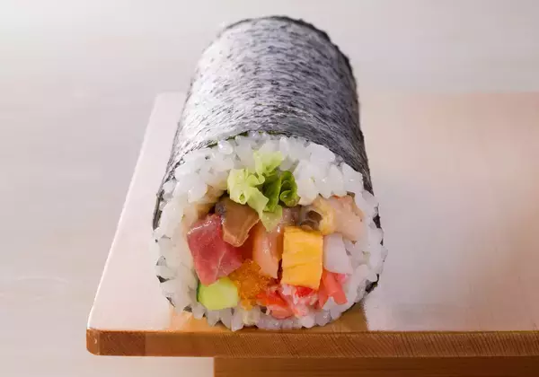 「海鮮や北海道富良野産ロースかつなどの食材を使用した全４種のとんでんの『恵方巻』をご予約受付中！食品ロスにも配慮して必要な分だけ手巻きしてご用意」の画像