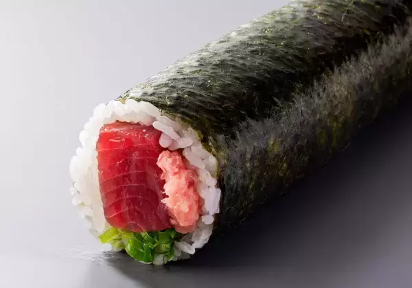 「海鮮や北海道富良野産ロースかつなどの食材を使用した全４種のとんでんの『恵方巻』をご予約受付中！食品ロスにも配慮して必要な分だけ手巻きしてご用意」の画像