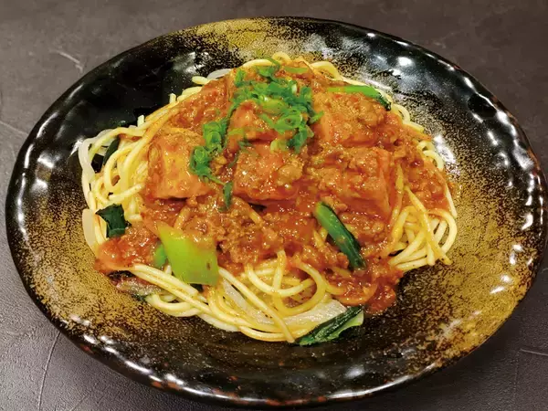 「焼きスパゲティ専門店「ロメスパバルボア」期間限定スペシャルスパゲティ「厚揚げの四川風麻婆豆腐 焼きスパ」」の画像