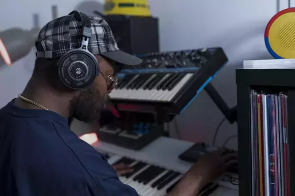 「世界的音楽アワード受賞のヒップホップアーティストKnxwledgeの音楽制作の裏側と日本滞在の様子に迫るドキュメンタリーフィルムを公開」の画像