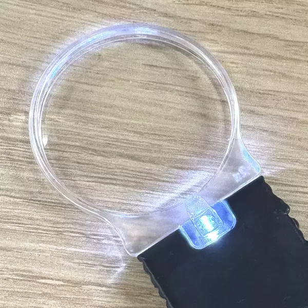 「日常の“見えにくい”をサポート  電球モチーフが可愛いライト付きルーペを2月下旬より発売」の画像