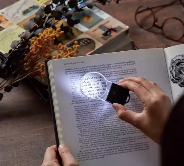 「日常の“見えにくい”をサポート  電球モチーフが可愛いライト付きルーペを2月下旬より発売」の画像