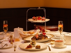 ウルフギャング・ステーキハウス 福岡店　セカンドディナータイム予約限定 「夜景の肉食ハイティー ストロベリーVer.」