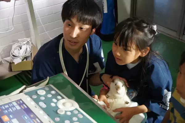 「開園45周年企画『あなたの夢叶えます！』実施報告 8歳の「未来の獣医師」が夢の第一歩本物の医療機器で注射・エコーを特別体験！」の画像