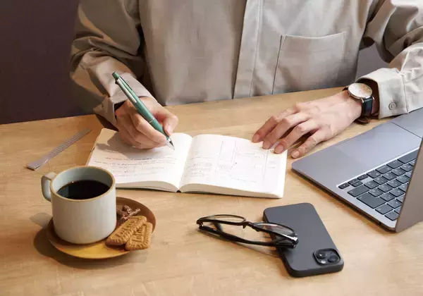 「『ジェットストリーム 多機能ペン 4&1』2025年12月1日（月）新軸色発売」の画像