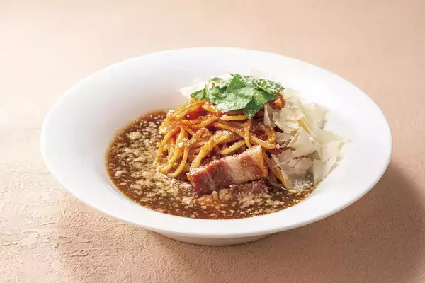 「低温調理で仕立てたローストポークやスープ仕立てのスパゲッティなどデニーズのメニューを大幅リニューアル2025年6月18日（水）」の画像