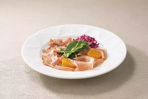 「低温調理で仕立てたローストポークやスープ仕立てのスパゲッティなどデニーズのメニューを大幅リニューアル2025年6月18日（水）」の画像