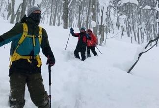 青森大学が八甲田山中の新湯エリアを舞台にした観光ツアー「八甲田新湯スノーシュープライベートツアー」を開発、学生がガイドを担当 ― 雄大な自然の中でブナに囲まれた温泉やスノーシューを楽しむ