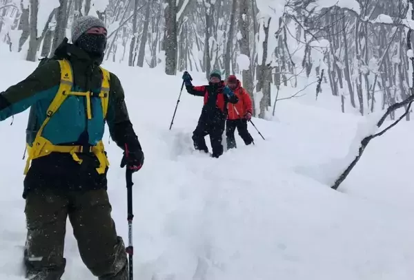 青森大学が八甲田山中の新湯エリアを舞台にした観光ツアー「八甲田新湯スノーシュープライベートツアー」を開発、学生がガイドを担当 ― 雄大な自然の中でブナに囲まれた温泉やスノーシューを楽しむ