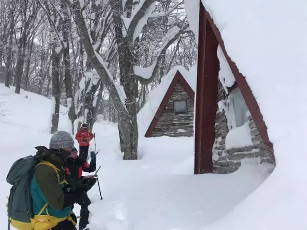 「青森大学が八甲田山中の新湯エリアを舞台にした観光ツアー「八甲田新湯スノーシュープライベートツアー」を開発、学生がガイドを担当 ― 雄大な自然の中でブナに囲まれた温泉やスノーシューを楽しむ」の画像