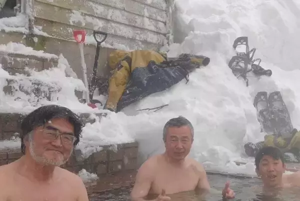 「青森大学が八甲田山中の新湯エリアを舞台にした観光ツアー「八甲田新湯スノーシュープライベートツアー」を開発、学生がガイドを担当 ― 雄大な自然の中でブナに囲まれた温泉やスノーシューを楽しむ」の画像