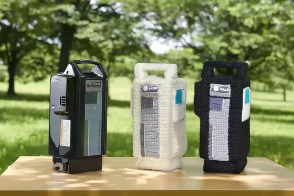 「電動アシスト自転車PASのバッテリー風のあみぐるみ登場。便利機能を搭載した新作をサイクリングのお供に!!」の画像