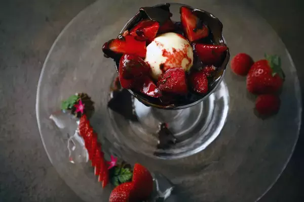 「南紀白浜マリオットホテルとろけるドームの中から和歌山県産苺「まりひめ」が現れる「まりひめのショコラドームパフェ」を発売」の画像