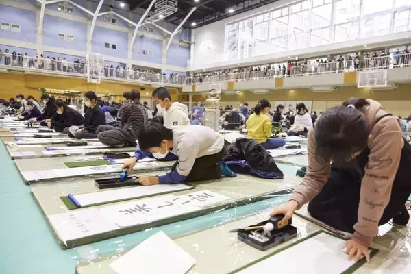 大東文化大学が1月25日に「板橋区書き初め大会in大東文化大学2026」を開催 ― 300名超の小中学生が一堂に会し書をしたためる