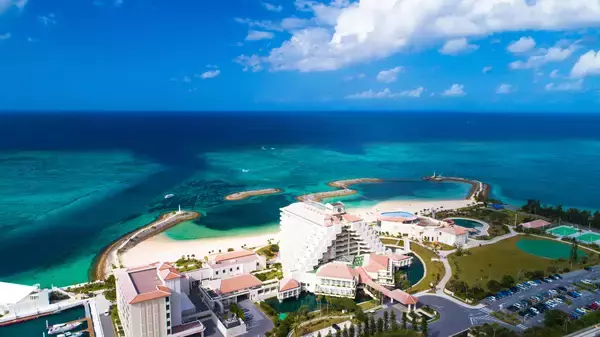 「【シェラトン沖縄サンマリーナリゾート】リブランド10周年記念第1弾!～1日1組限定の海上プライベート空間で特別なお祝いを～貸切クルーズ「Premier Champagne Voyage」」の画像