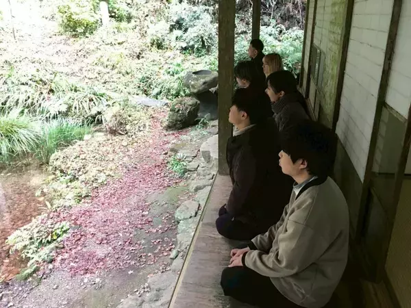 「鴨川"最初の一滴"から地域文化を学ぶ特別ガイド志明院で「鴨川の源流をめぐる」を開催鴨川源流を表現した学生制作のオリジナル御朱印を授与」の画像