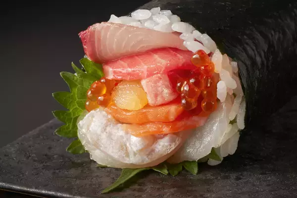 「節分の多様な楽しみ方に対応し、すべてのアイテムにハーフサイズをご用意日本各地の旨い魚を使用した『日本名海産恵方巻』などアピタ・ピアゴと鮮魚専門店「魚優(うおゆう)」の恵方巻、予約受付開始」の画像