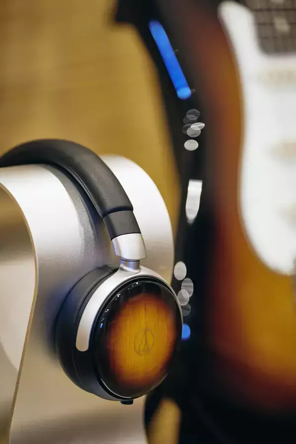 「国内名門ギターメーカー・フジゲン社による職人技が光るウッドヘッドホンを数量限定で発売」の画像