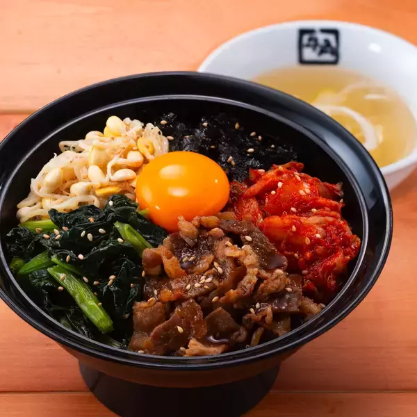 「【牛角焼肉食堂】まっしろで“辛くない”チゲが新登場！牛×貝の濃厚Wダシで、心も体もじんわり『石鍋豆富コムタン定食』」の画像