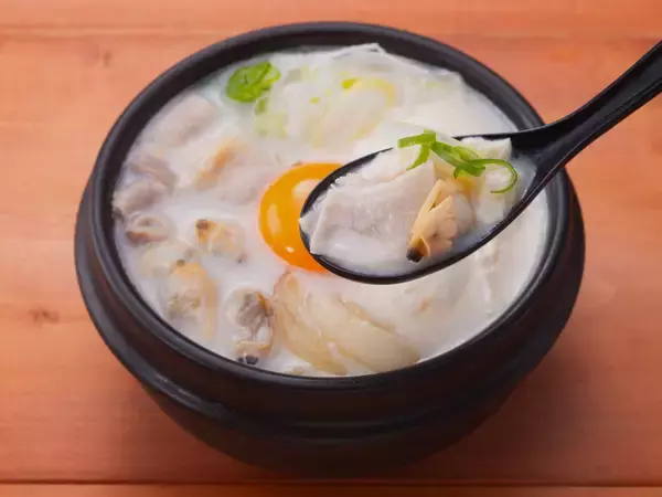 「【牛角焼肉食堂】まっしろで“辛くない”チゲが新登場！牛×貝の濃厚Wダシで、心も体もじんわり『石鍋豆富コムタン定食』」の画像