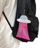 「開け閉めするたびに牛がさらわれる！？『未確認飛行』シリーズにネオンカラーのUFO型フラットポーチが新登場」の画像4