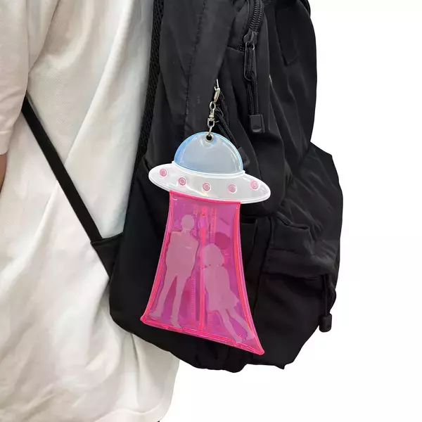 「開け閉めするたびに牛がさらわれる！？『未確認飛行』シリーズにネオンカラーのUFO型フラットポーチが新登場」の画像