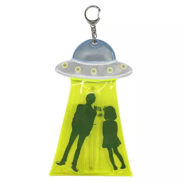 「開け閉めするたびに牛がさらわれる！？『未確認飛行』シリーズにネオンカラーのUFO型フラットポーチが新登場」の画像