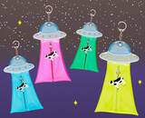 「開け閉めするたびに牛がさらわれる！？『未確認飛行』シリーズにネオンカラーのUFO型フラットポーチが新登場」の画像8