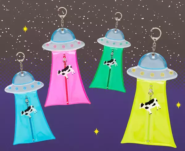 「開け閉めするたびに牛がさらわれる！？『未確認飛行』シリーズにネオンカラーのUFO型フラットポーチが新登場」の画像