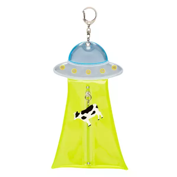 「開け閉めするたびに牛がさらわれる！？『未確認飛行』シリーズにネオンカラーのUFO型フラットポーチが新登場」の画像