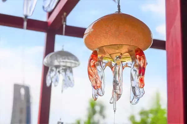 「【京都水族館】風鈴×京和傘の和空間で京の夏を涼やかに「くらげと傘と風鈴と」5月31日（土）スタート」の画像