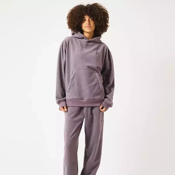 「COURTSIDE FREECE（コートサイドフリース）シリーズプレー前のアップ、移動時に身体を暖かく包み込む軽量で防寒性に優れる機能的なフリースウェアシリーズ 好評発売中」の画像