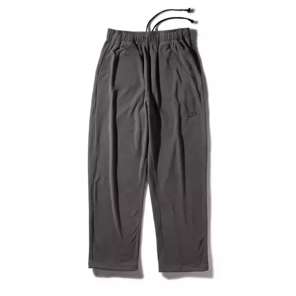 「COURTSIDE FREECE（コートサイドフリース）シリーズプレー前のアップ、移動時に身体を暖かく包み込む軽量で防寒性に優れる機能的なフリースウェアシリーズ 好評発売中」の画像