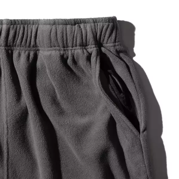 「COURTSIDE FREECE（コートサイドフリース）シリーズプレー前のアップ、移動時に身体を暖かく包み込む軽量で防寒性に優れる機能的なフリースウェアシリーズ 好評発売中」の画像