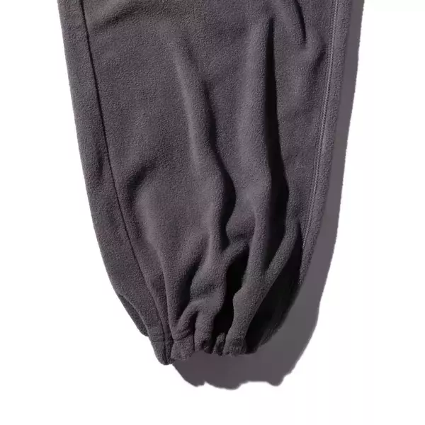 「COURTSIDE FREECE（コートサイドフリース）シリーズプレー前のアップ、移動時に身体を暖かく包み込む軽量で防寒性に優れる機能的なフリースウェアシリーズ 好評発売中」の画像